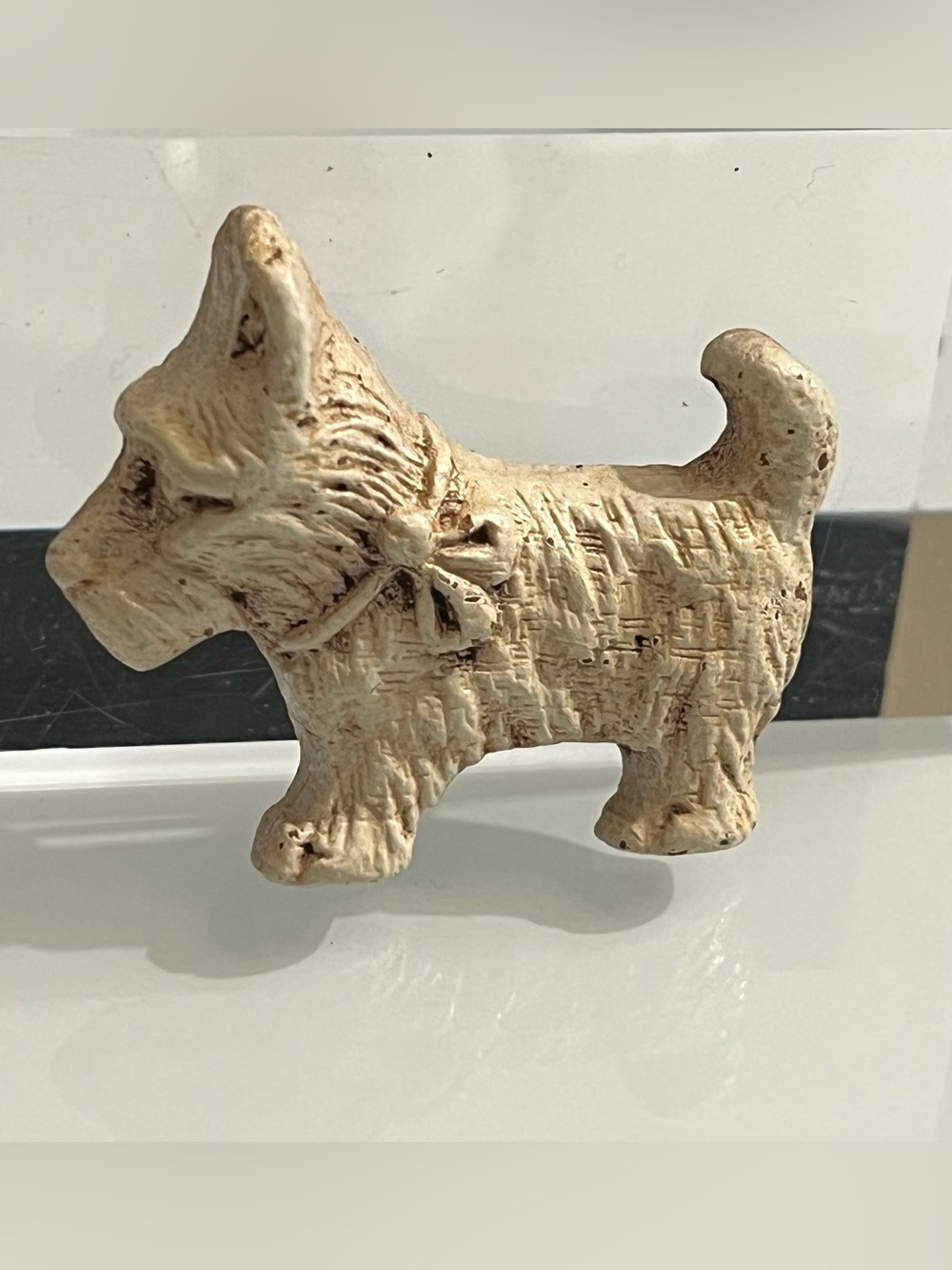 Vintage ceramic textured off white scottie terrier dog W bow lapel pin w C clasp - Picture 10 of 11